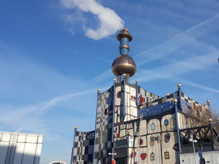 Im markanten Hundertwasser Bau entsteht die Erlebniswelt