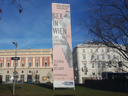 Der Ankünder vor dem Wienmuseum